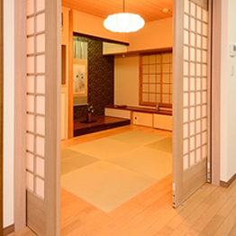 琉球畳を採用した和室はお孫さんにも安心なレールのない吊り戸でフラットに