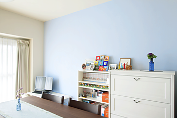 穏やかな壁の色に合わせシンプルな家具、小物をセレクト