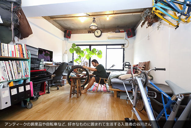 アンティークの調度品や自転車など、好きなものに囲まれて生活する入居者の谷川さん