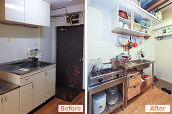 （左・Before）元は一人暮らし向きの賃貸アパートでよく見るキッチン／（右・After）ステンレス製の業務用の流し台やコンロを設置。天井パネルを残した部分は収納スペースとして活用